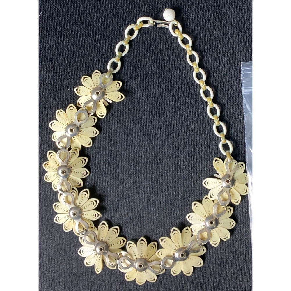Vintage Cream Daisy Flower Necklace Choker Statement Charm